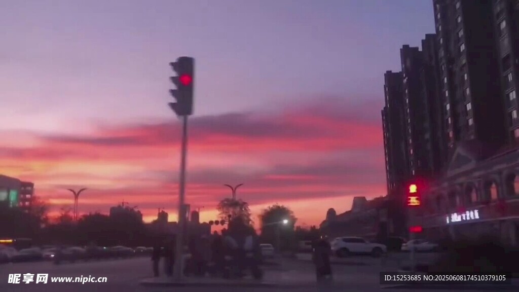 城市黄昏时的交通景象