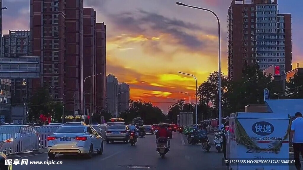 城市黄昏交通景象