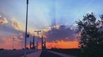 夕阳下的道路与绚丽天空