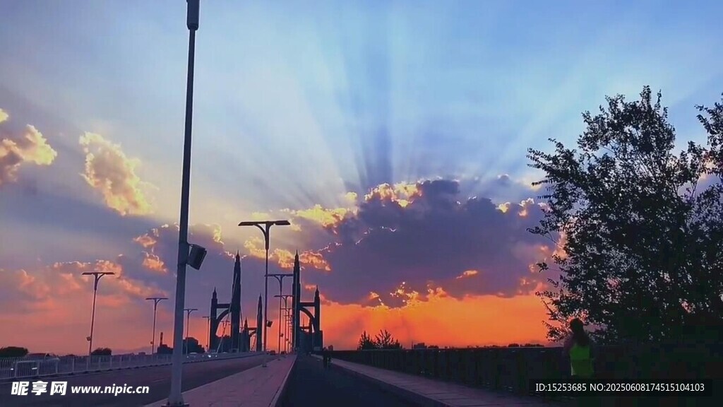 夕阳下的道路与绚丽天空