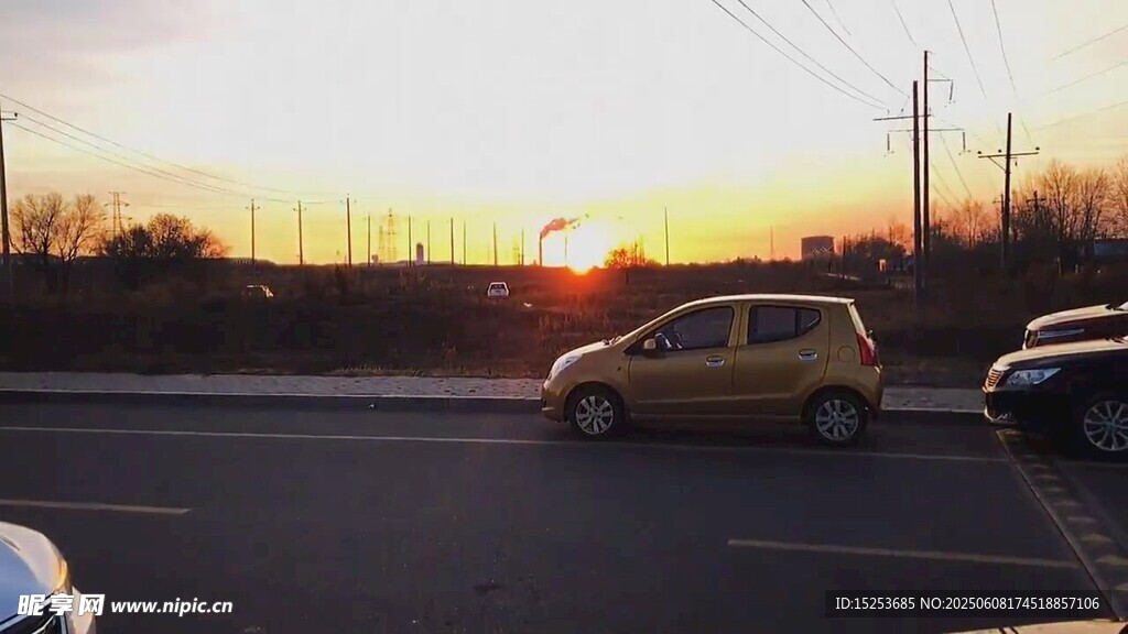 夕阳下公路上行驶的车辆