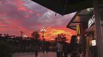 夕阳下的街道热闹景象