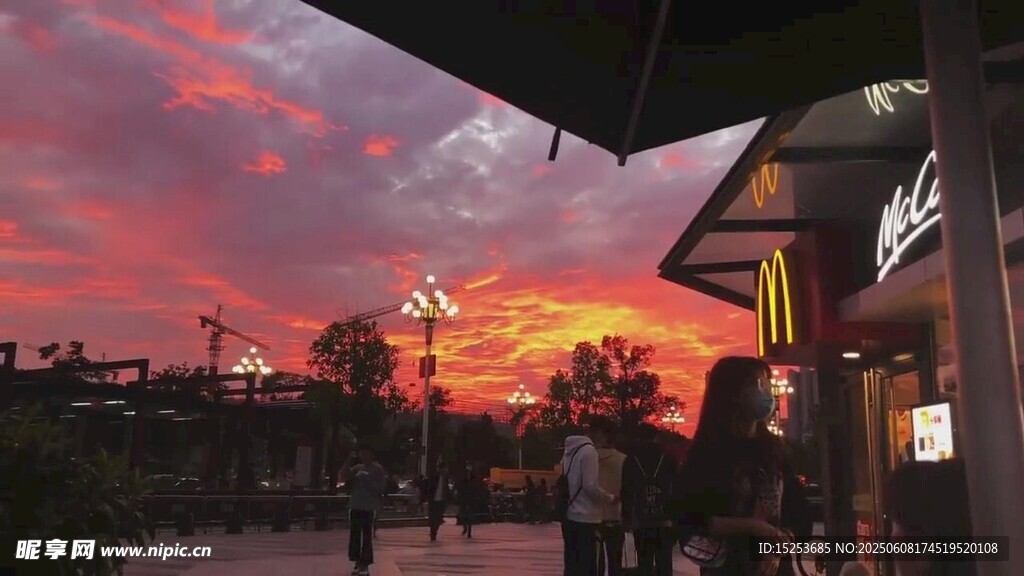 夕阳下的街道热闹景象