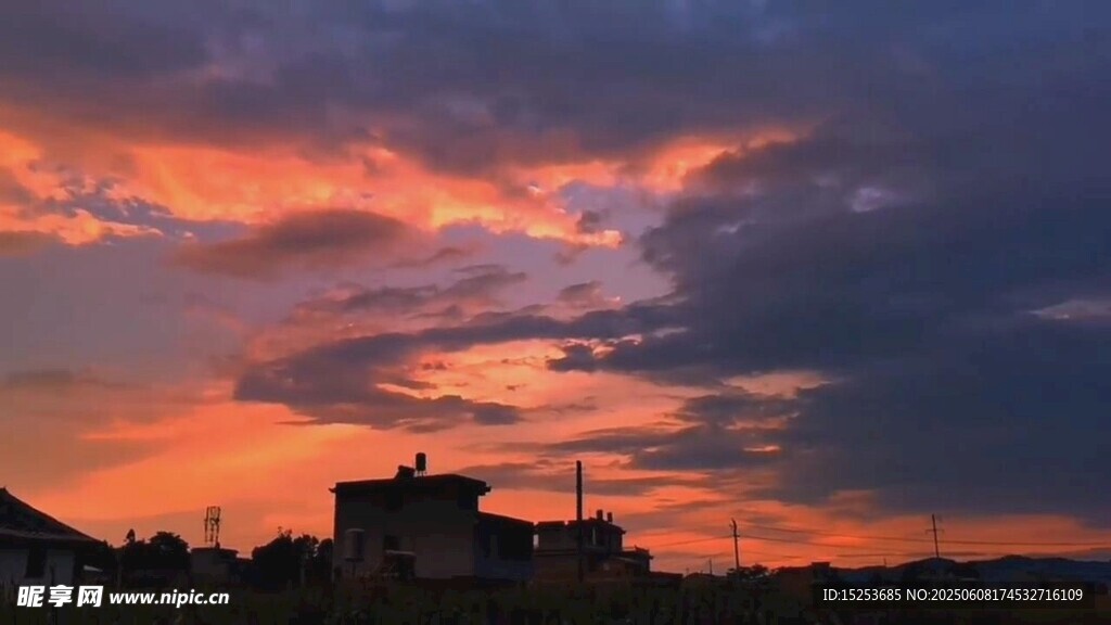 夕阳下的城镇美景