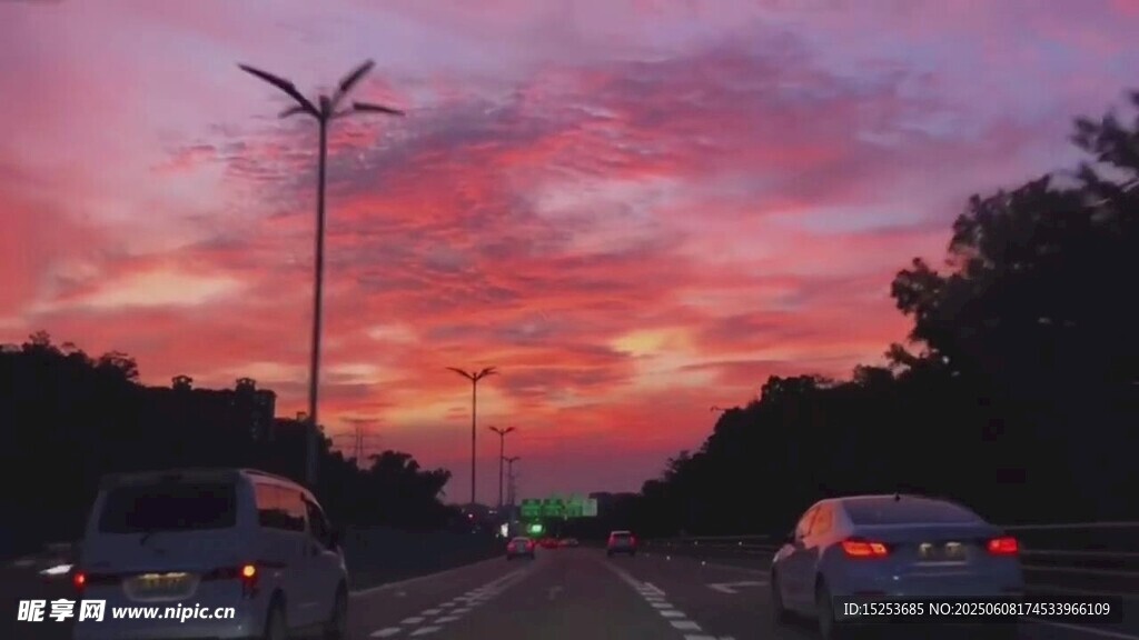 晚霞下的公路行车景象
