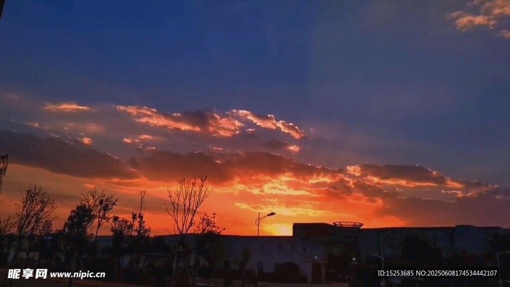 夕阳西下的绚烂天空