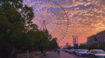夕阳下的摩天轮与街道