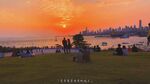 夕阳下的城市与草地景观
