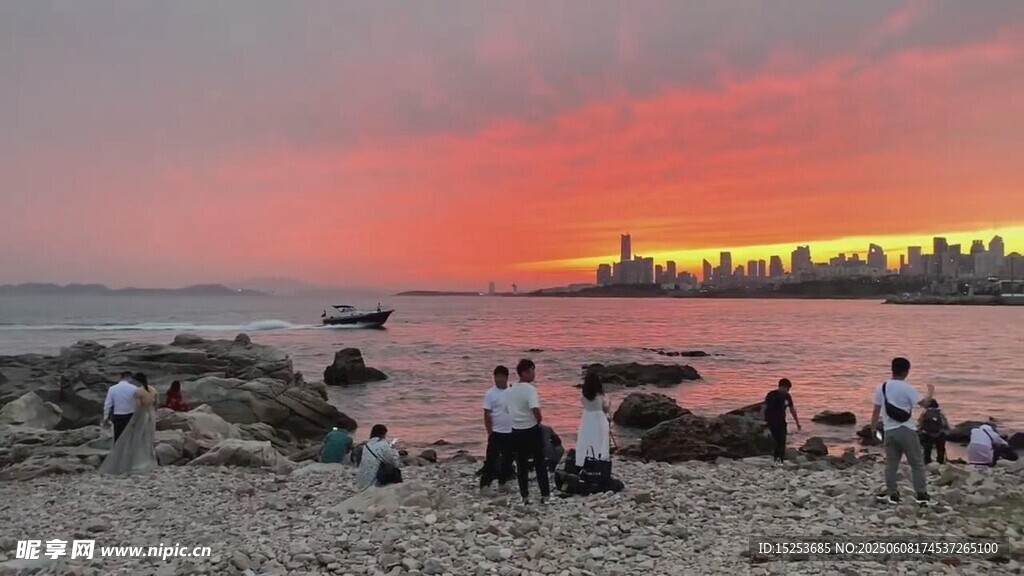 夕阳下沙滩上的休闲人群