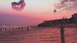 夕阳下的浪漫海滩景象