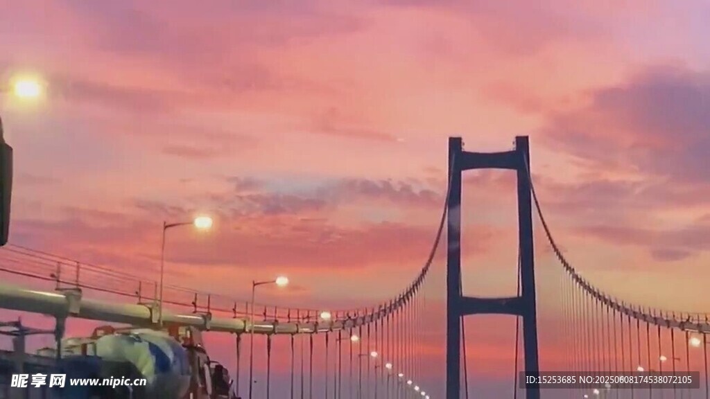 黄昏下的壮丽跨海大桥