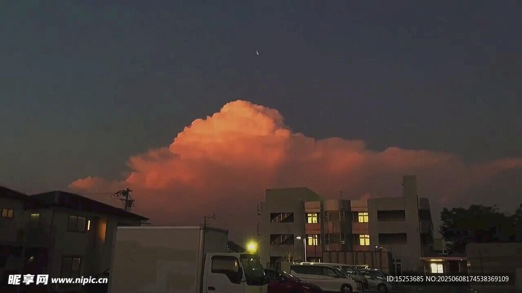 夜幕下的绚烂红云