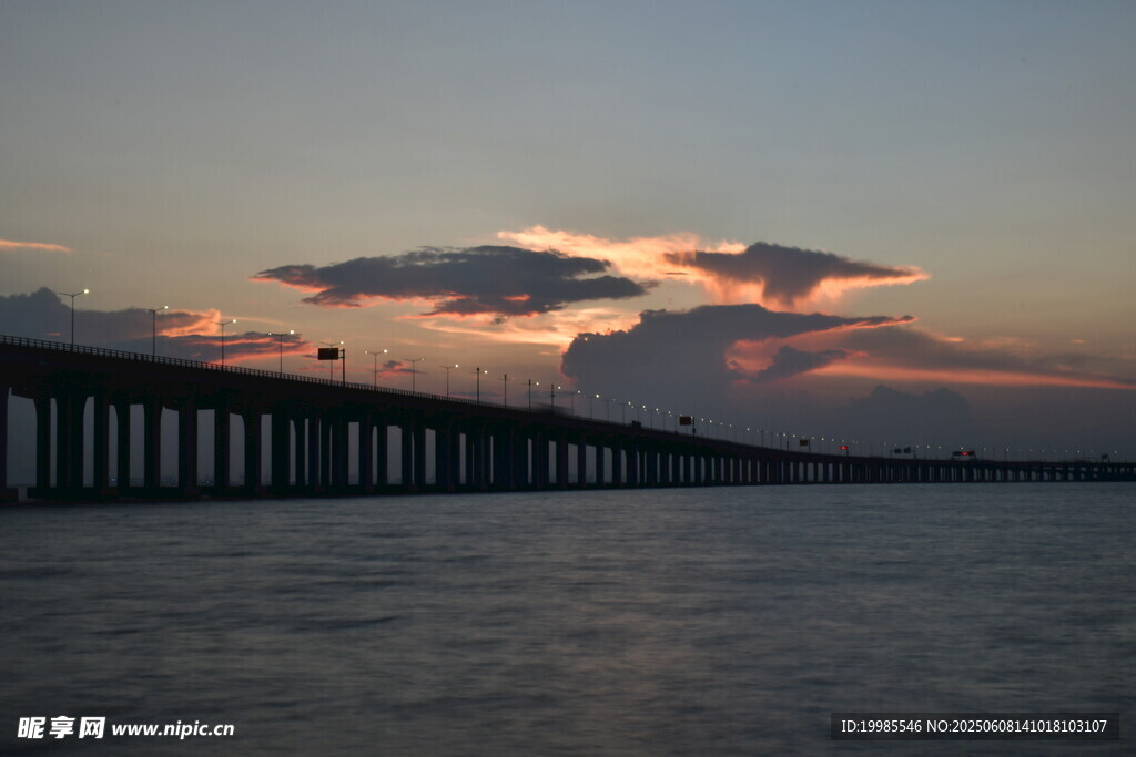 日落夕阳黄昏海边大桥晚霞