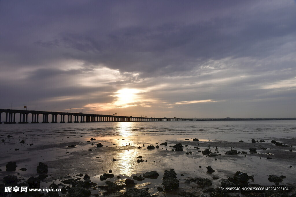 日落夕阳黄昏海边跨海大桥