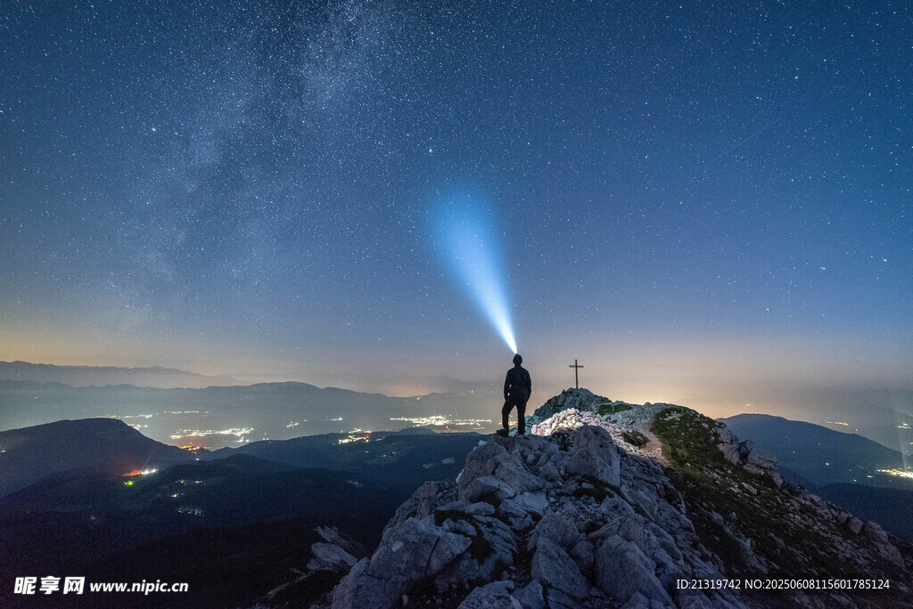 山顶夜行者的璀璨星空