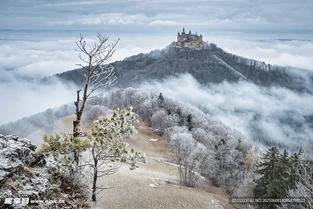 雪后云雾中的山间城堡