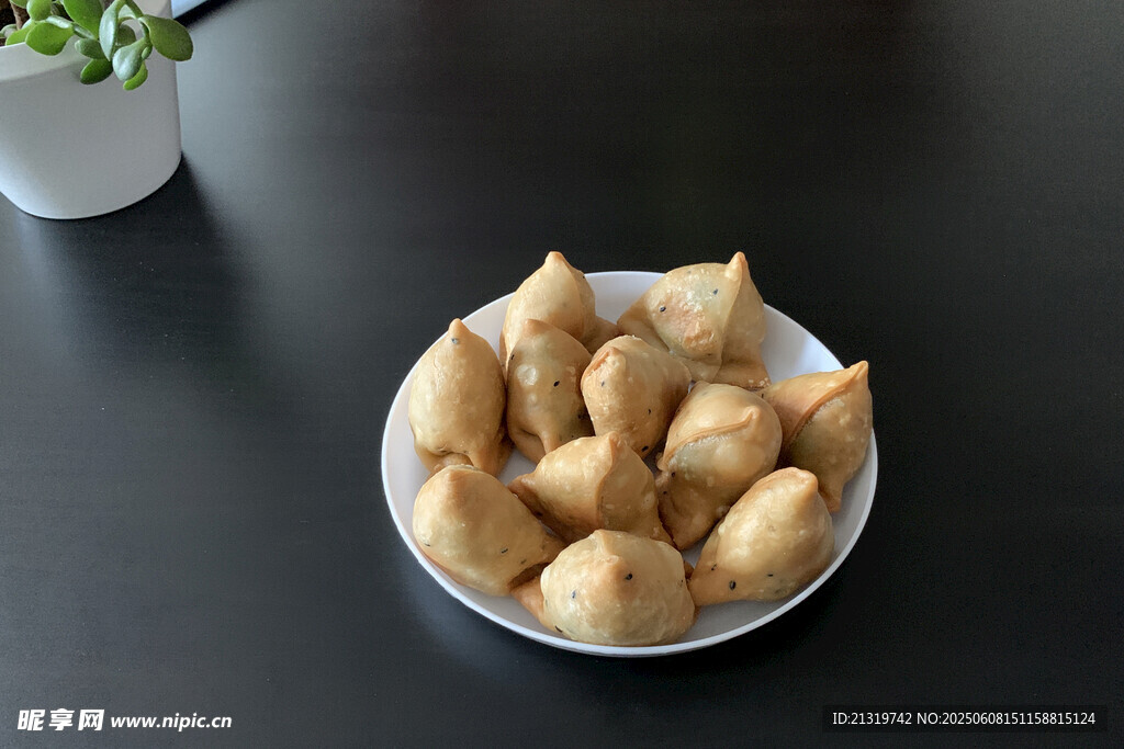 美味油炸三角酥