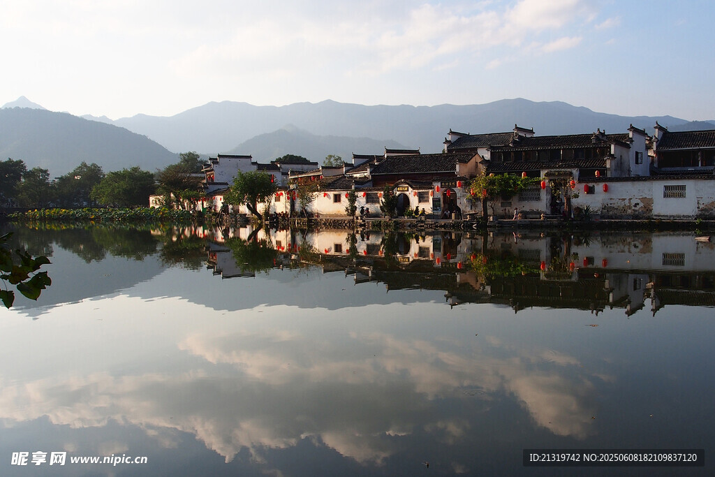 水乡村落湖景静谧倒影