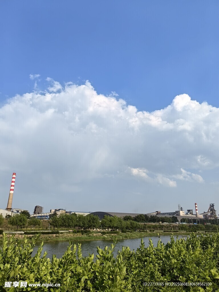 河畔蓝天绿地城市远景