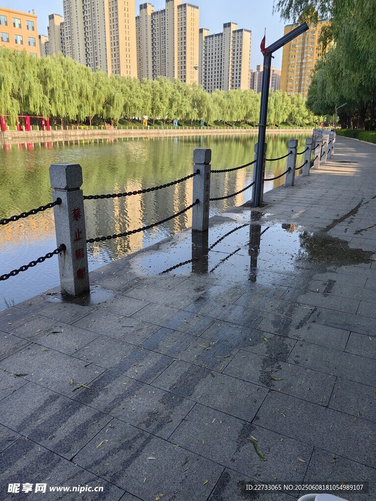 河畔城市景观步道
