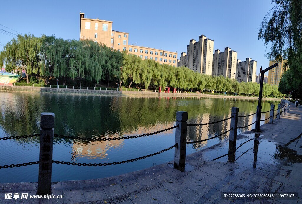 湖畔城市风光美景