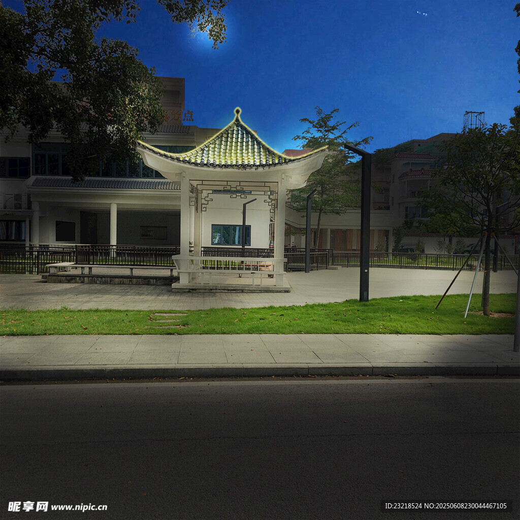 夜晚广场上的特色雕塑景观