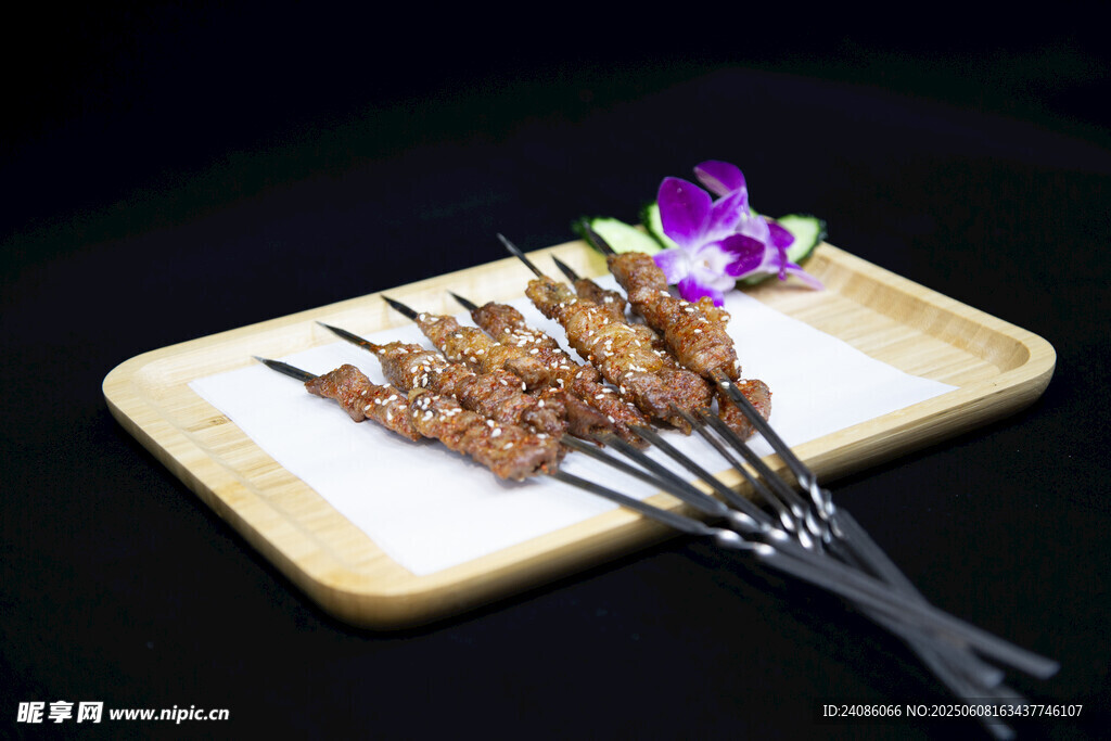 美味烤肉串配精致摆盘