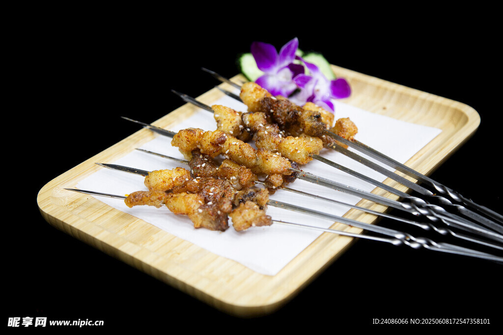 美味烤肉串 点缀紫花