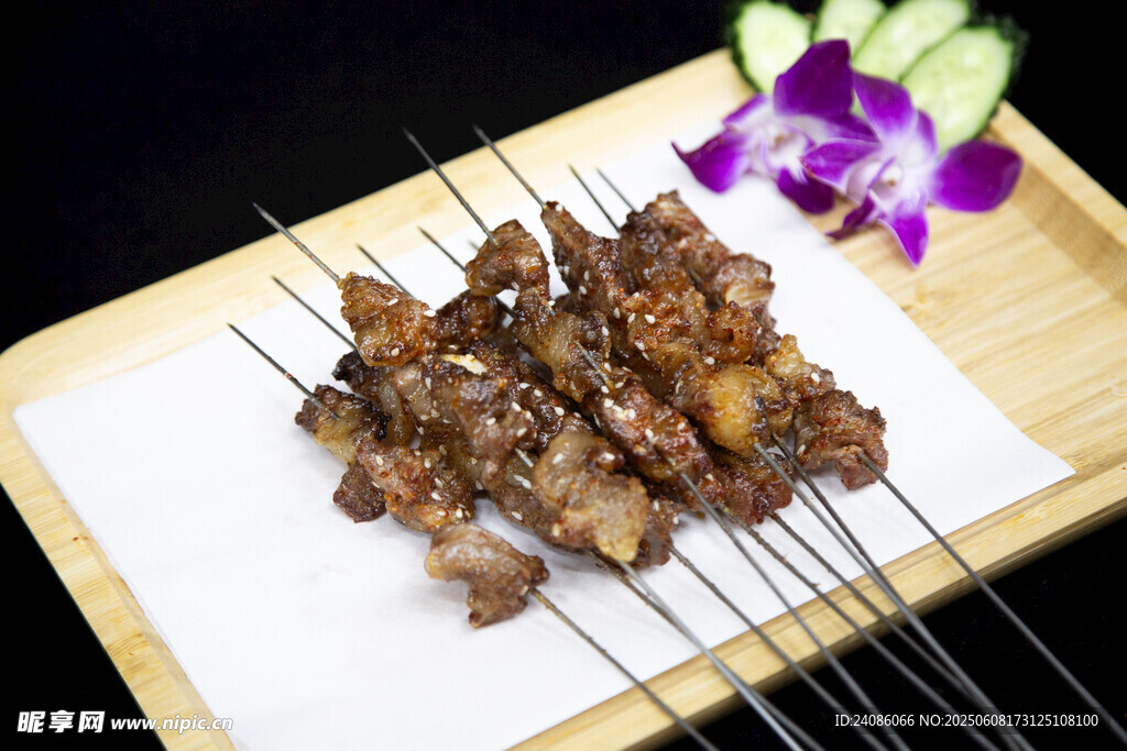 美味烤排骨串摆于盘上
