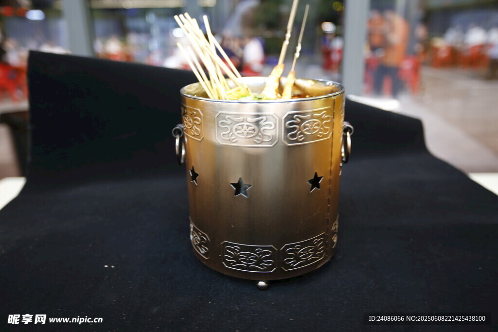 金属杯中的吸管饮品
