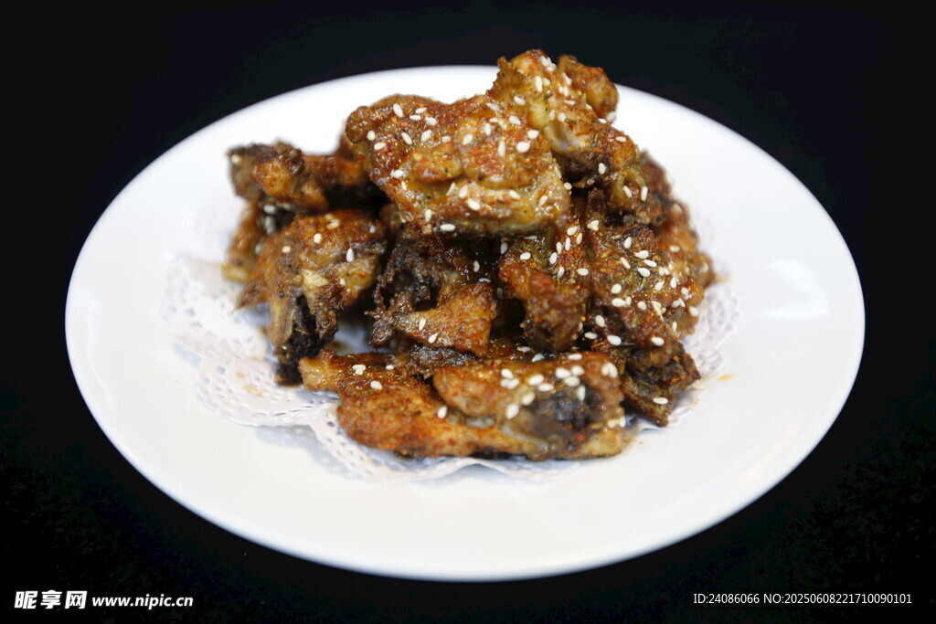 美味糖醋排骨摆于盘中