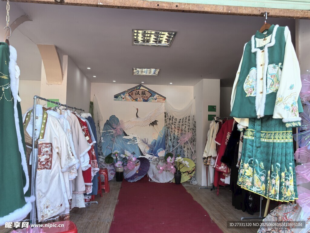 时尚服装店内部陈列展示
