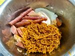 碗中美味泡面与多样食材