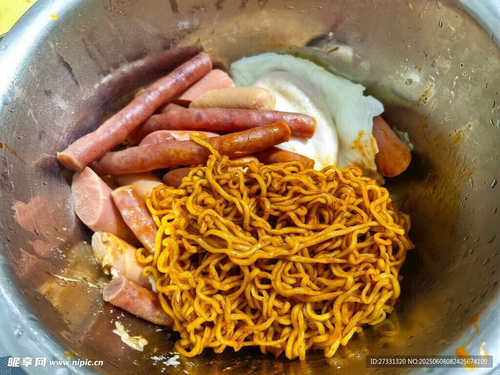 碗中美味泡面与多样食材