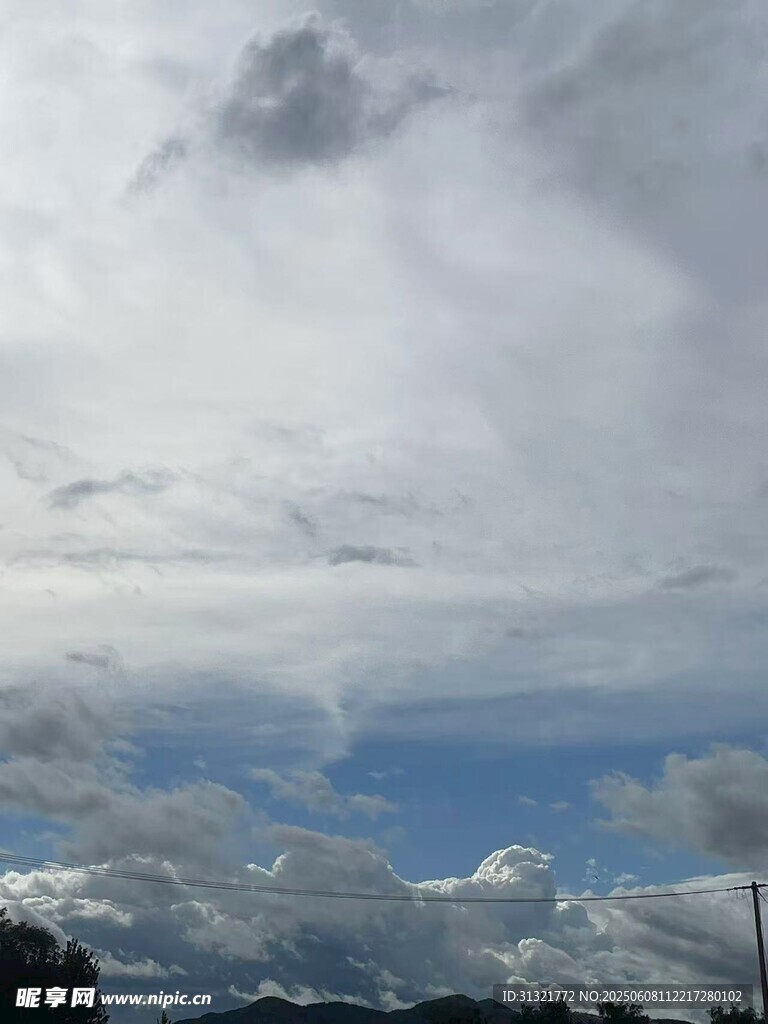 山间多云天空景象