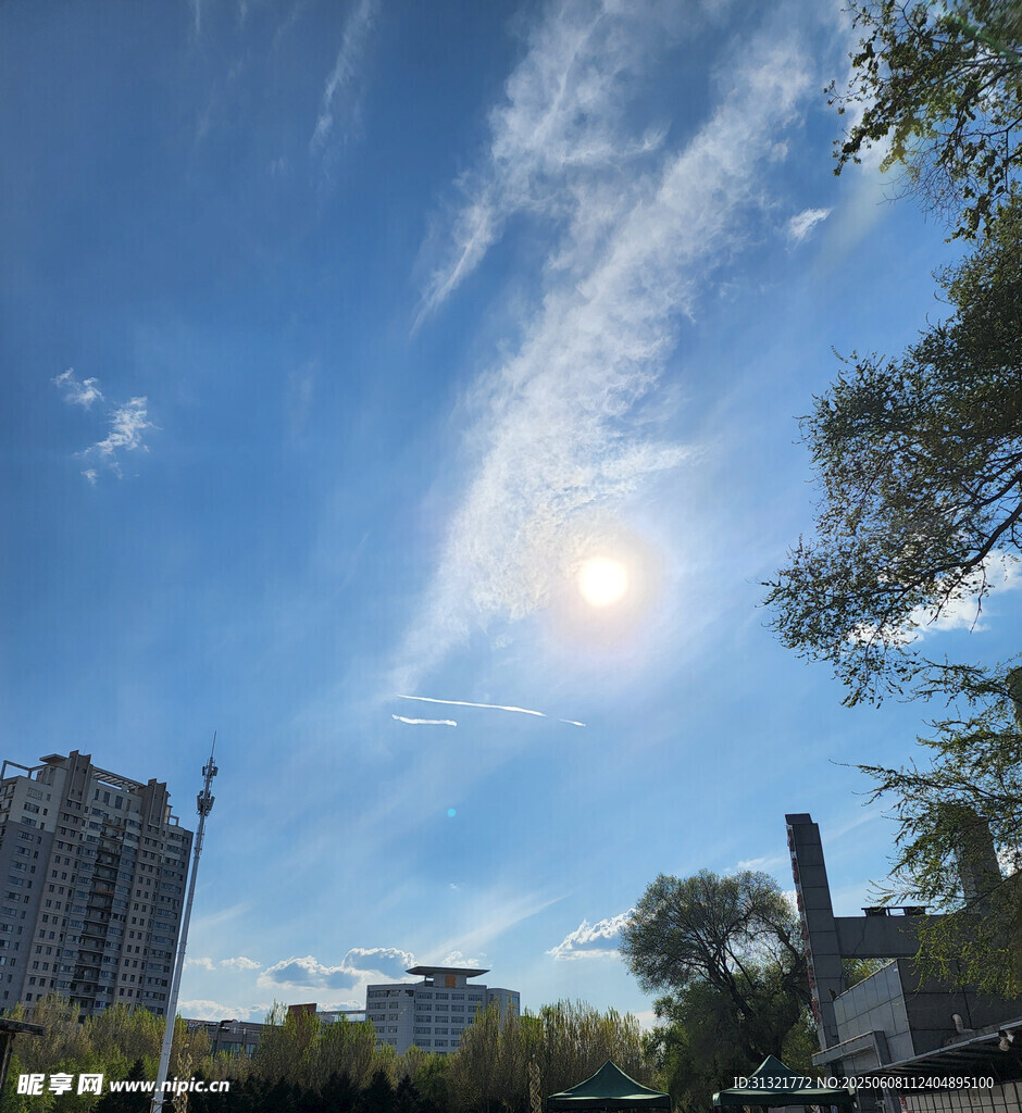 晴朗城市天空下的阳光景象