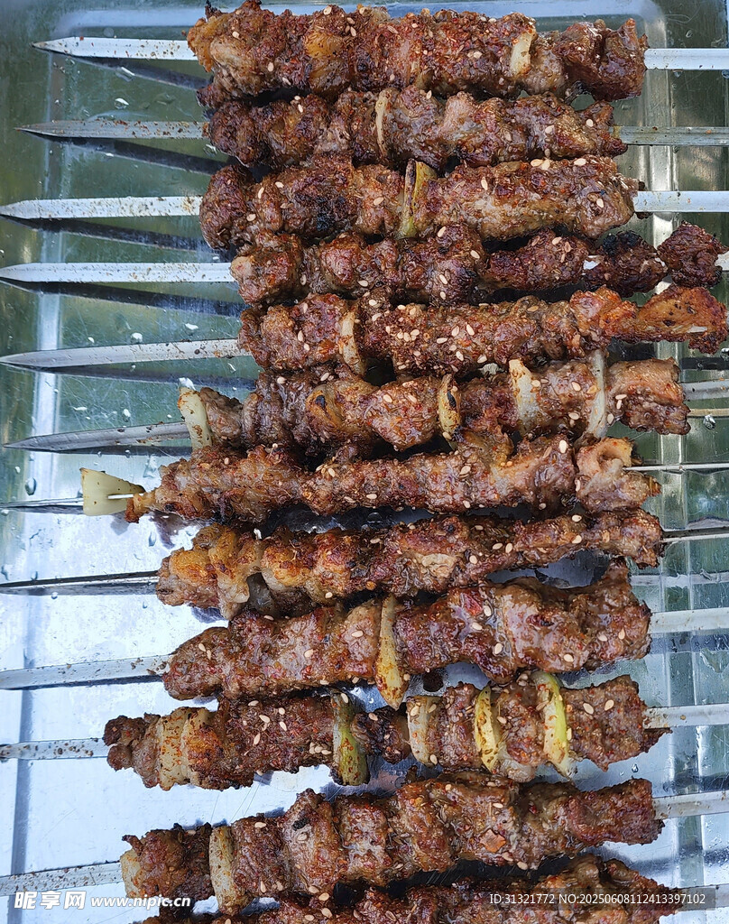 美味羊肉串诱人烤制中