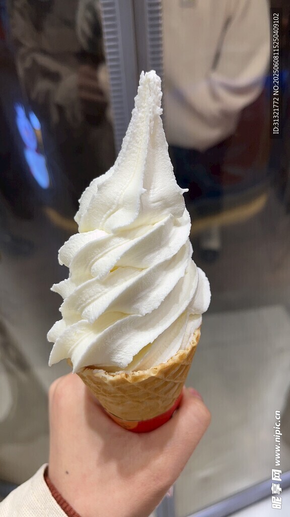 手持美味软质冰淇淋