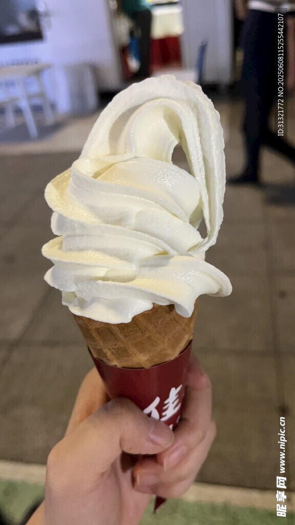 手持美味软冰淇淋