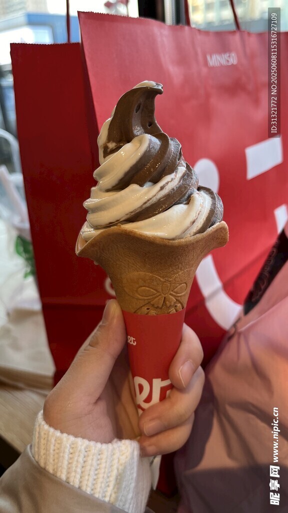 手持美味双色冰淇淋