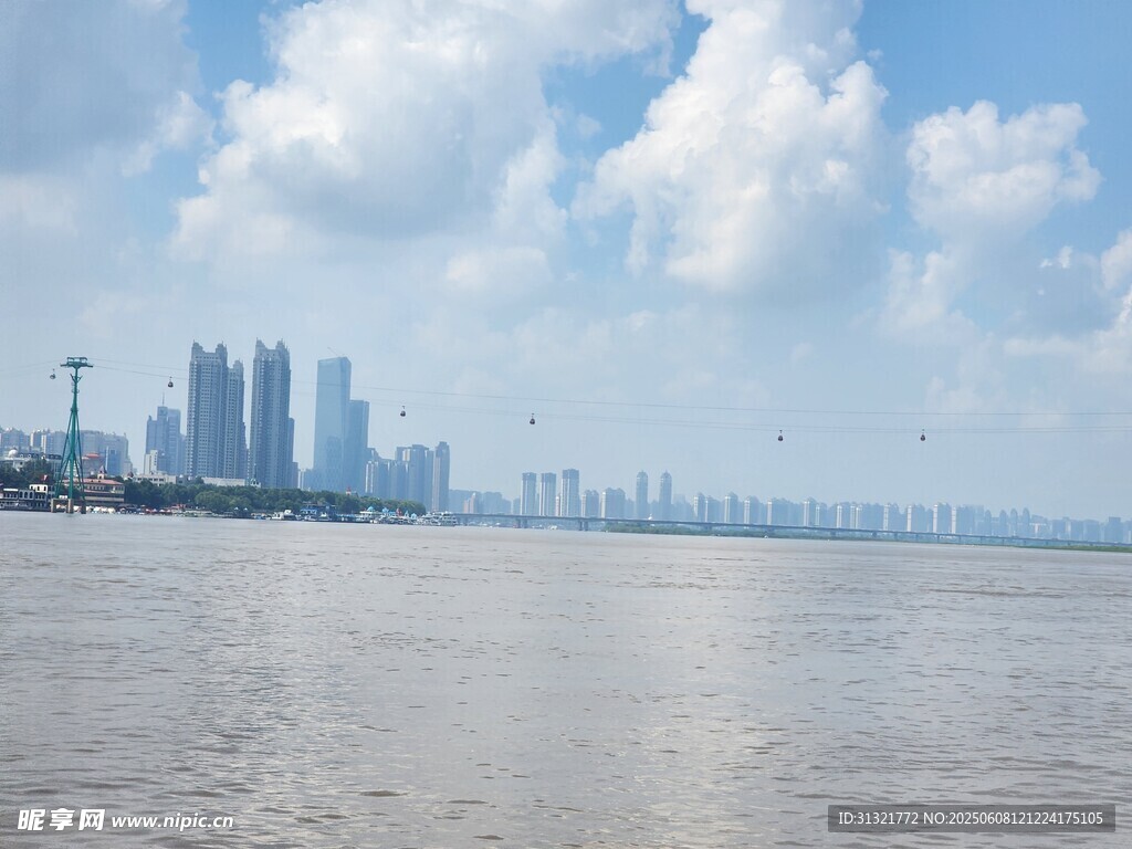 江边城市天际线风景