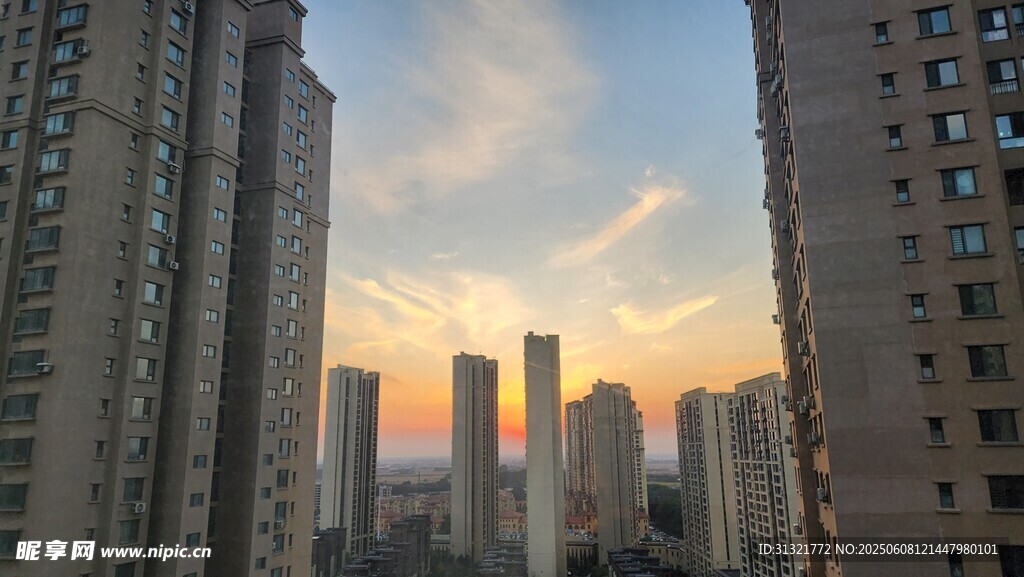 城市黄昏高楼间的美丽天际