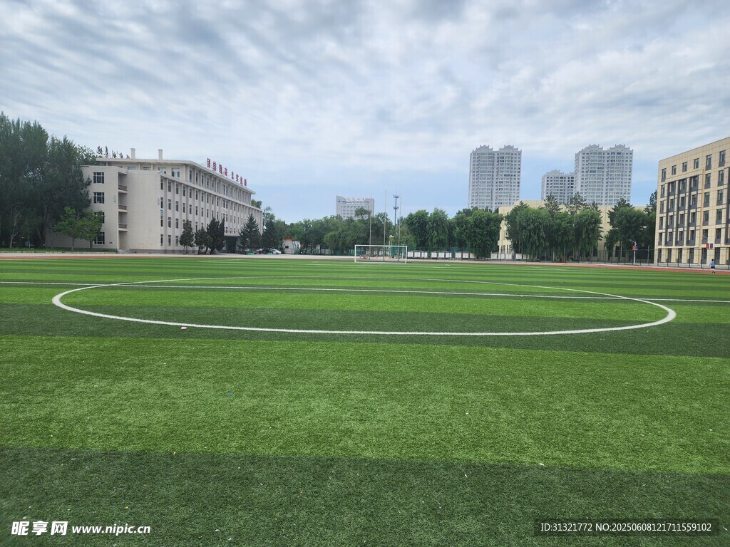 校园宽阔草坪与建筑景观