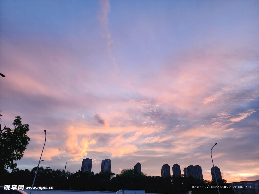 城市黄昏天空绚丽美景