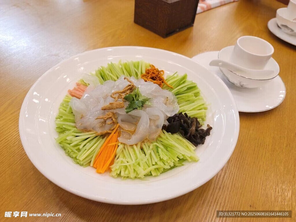精美摆盘的特色蔬菜菜肴