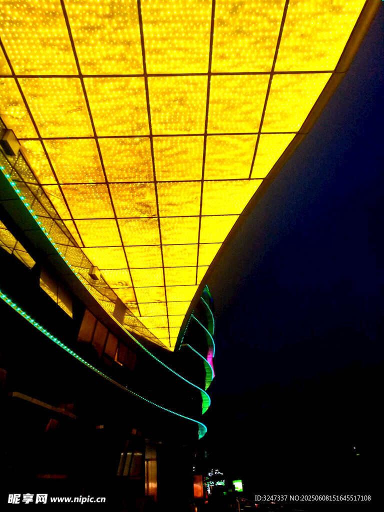 夜晚璀璨的城市灯光天幕