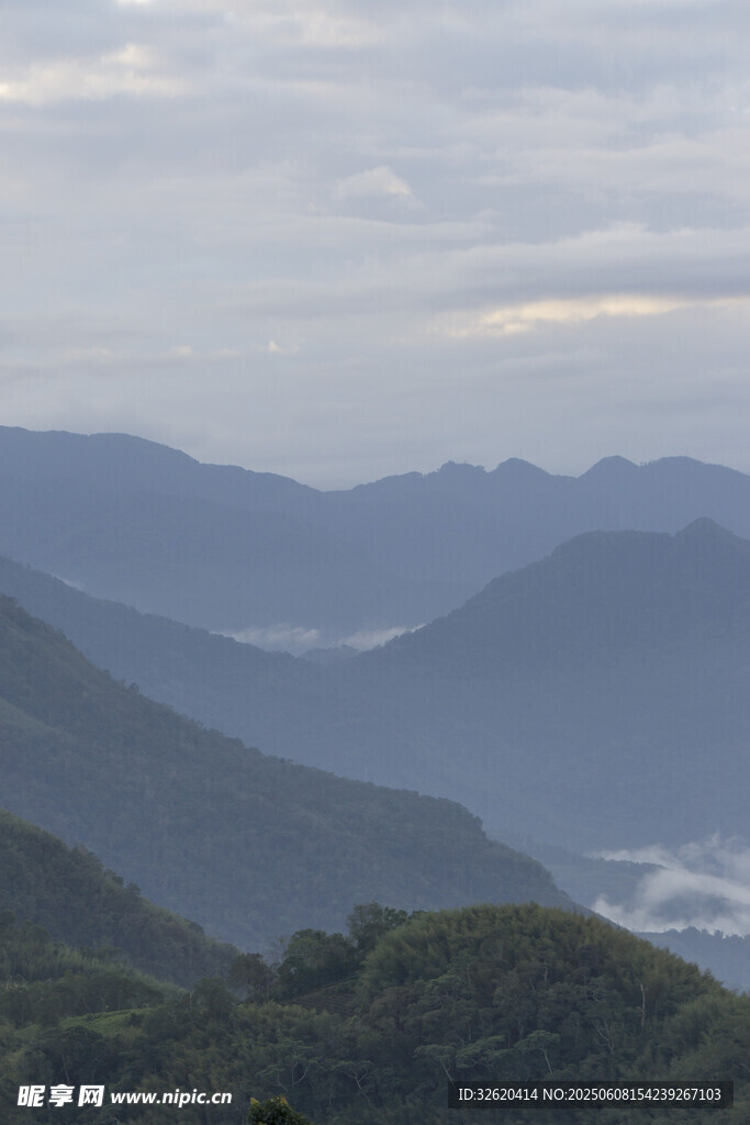 山峦 云雾