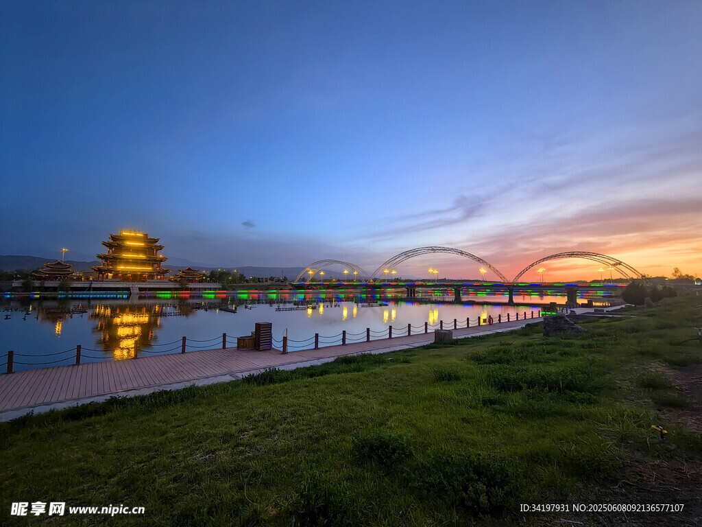 湖畔黄昏美景