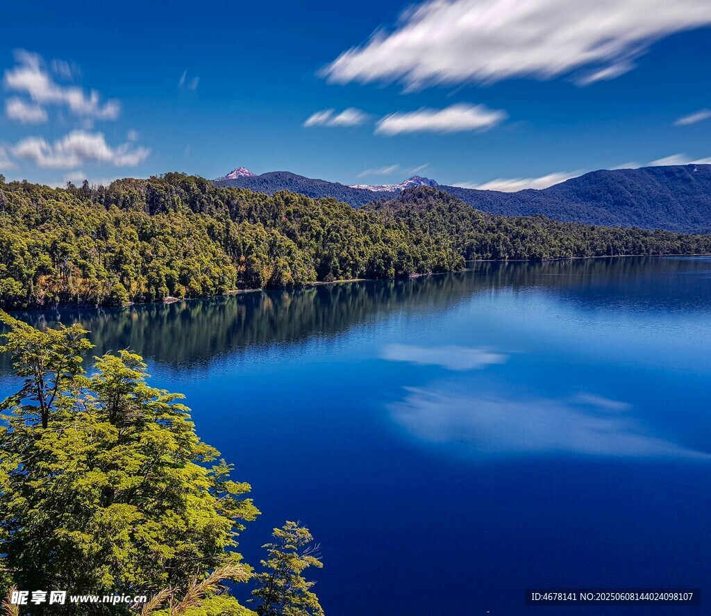 静谧蓝湖与葱郁山林美景