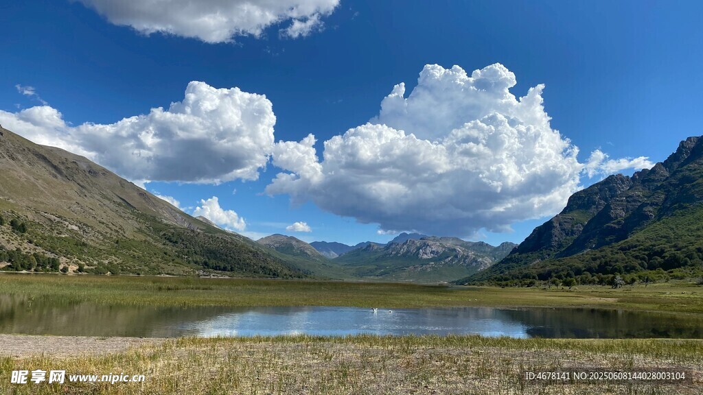 高山湖畔美景